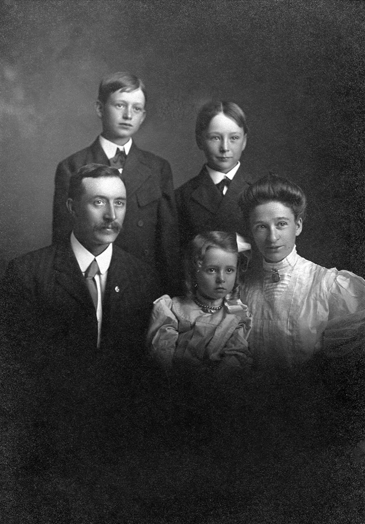 Portrait of Sudlow Family Abt 1908.jpg